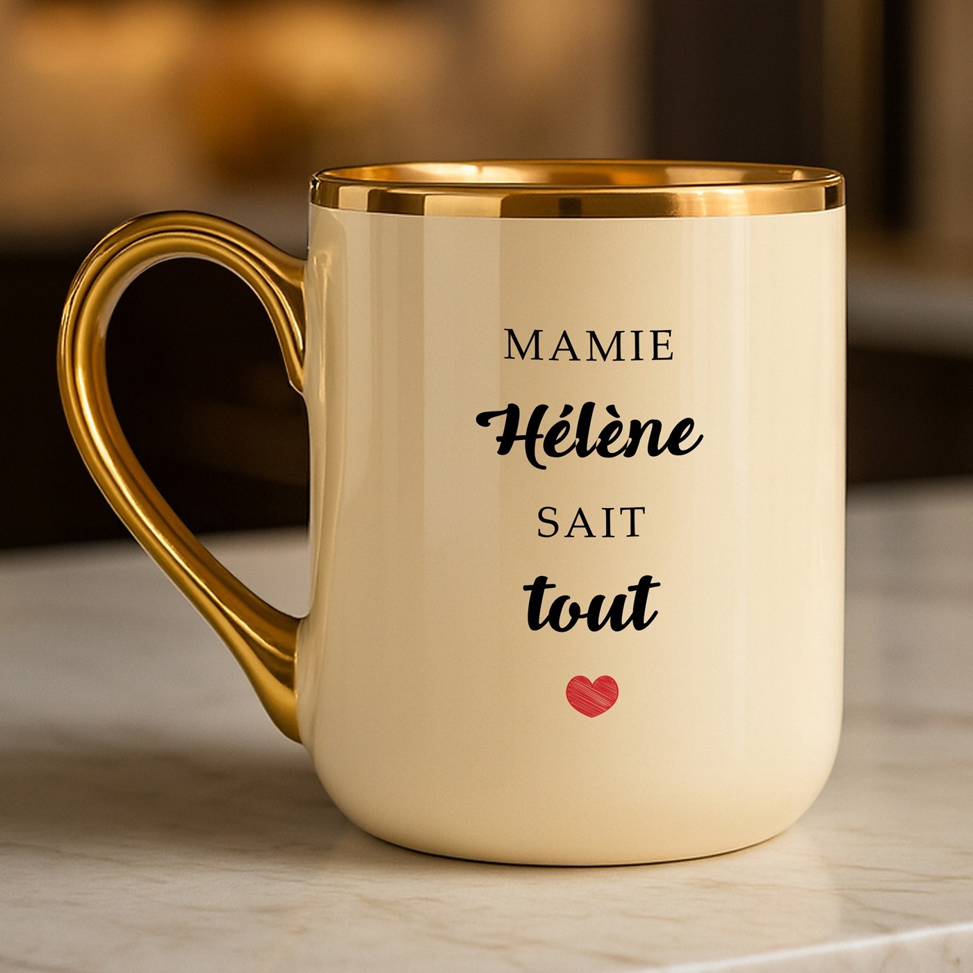 Tasse en céramique beige avec bord et anse dorés avec personnalisation pour l'anniversaire d'une mamie