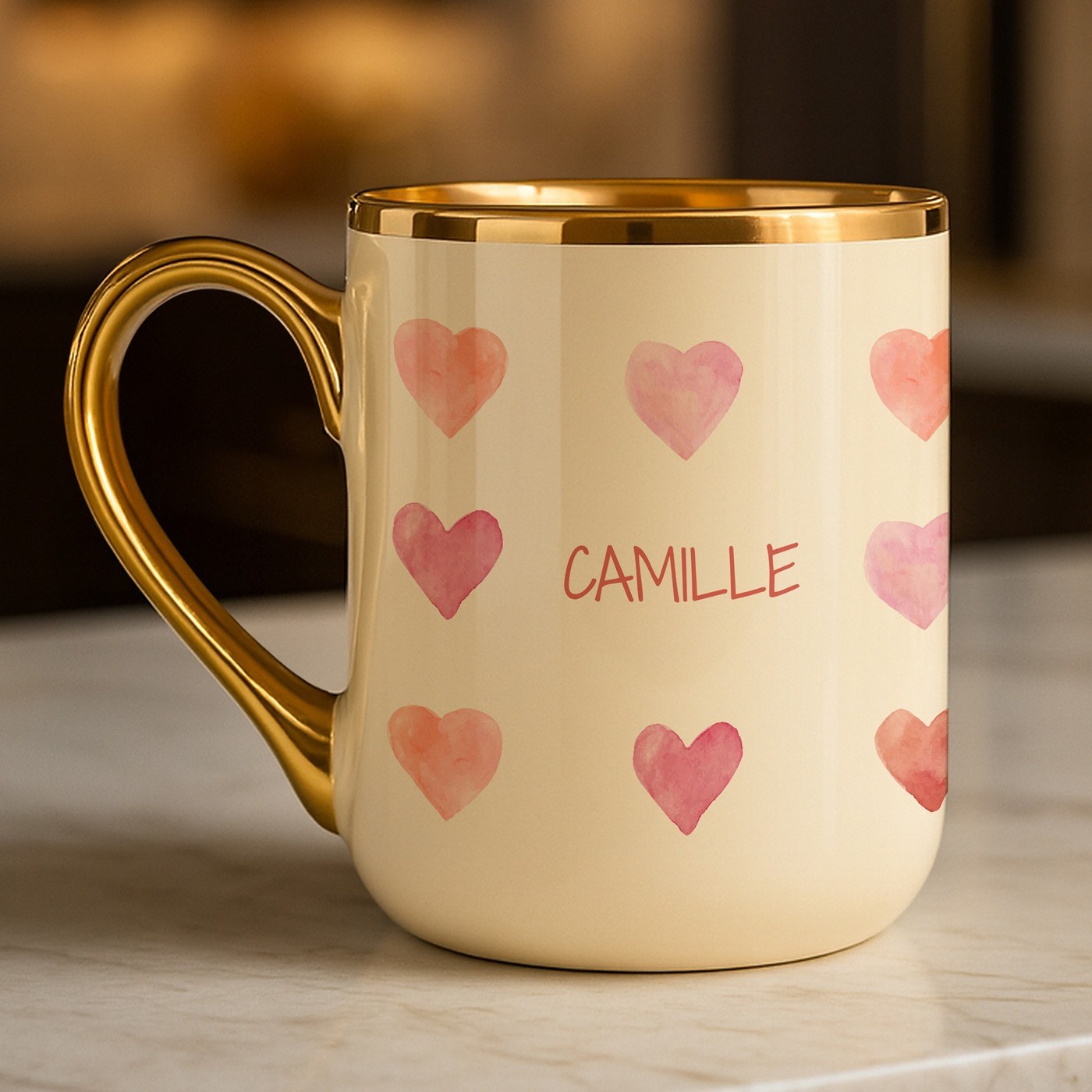 Tasse en céramique beige avec bord et anse dorés avec personnalisation pour une femme pour la Saint-Valentin