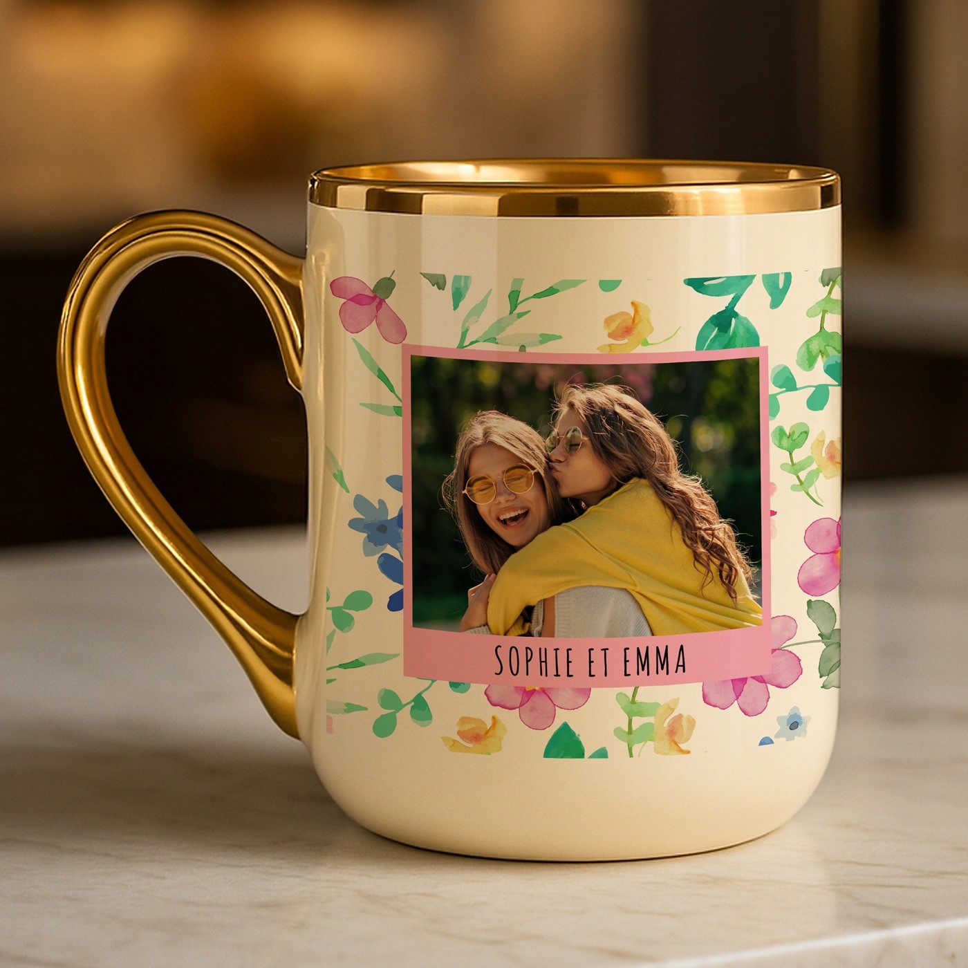Tasse en céramique beige avec bord et anse dorés avec personnalisation avec photo pour des meilleures amies