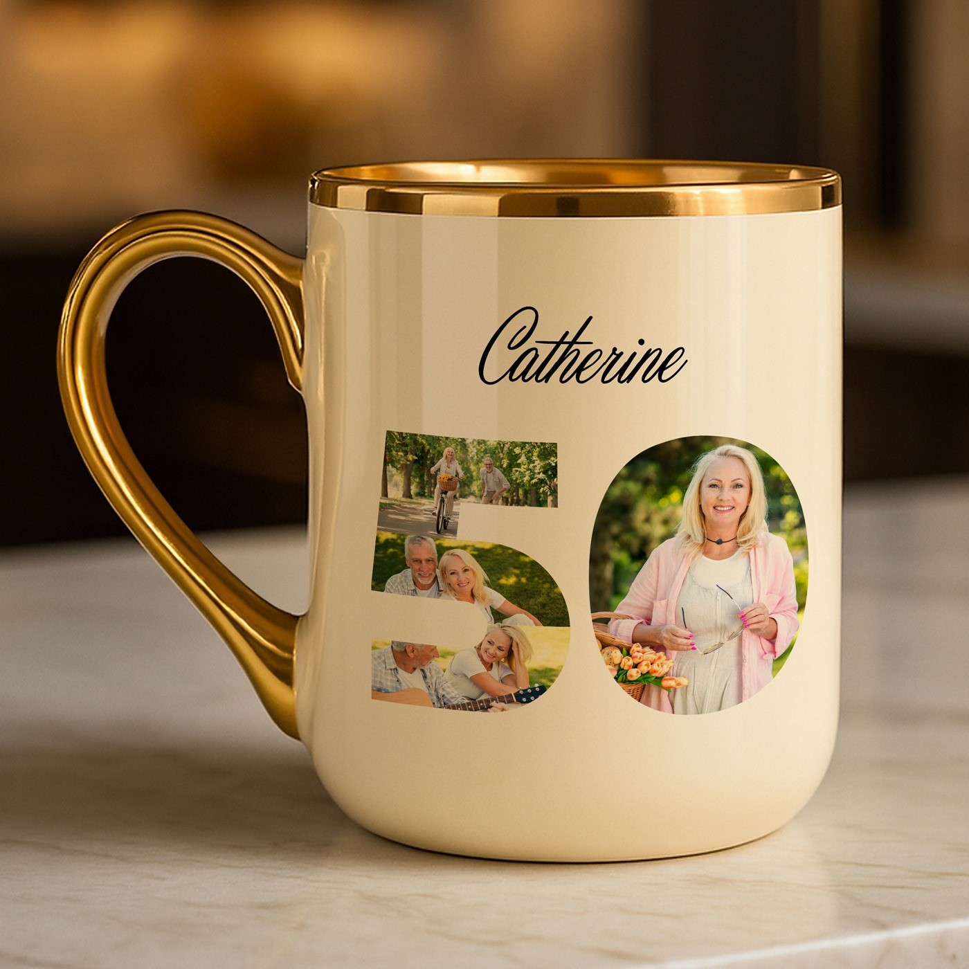 Tasse en céramique beige avec bord et anse dorés avec personnalisation avec photo pour le 50e anniversaire d'un amie