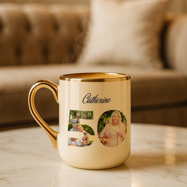 Tasse en céramique beige avec bord et anse dorés avec personnalisation avec photo pour le 50e anniversaire d'un amie