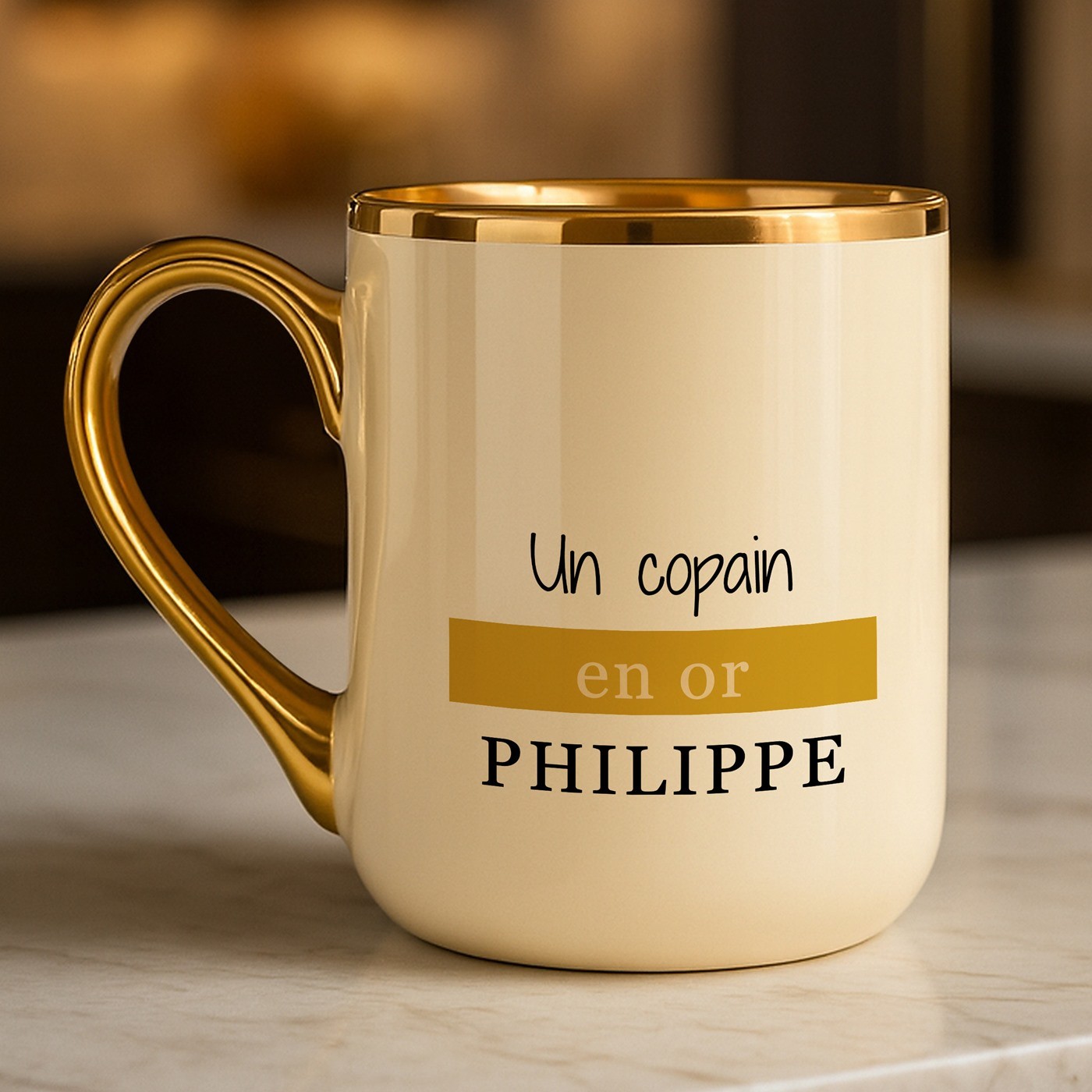 Tasse en céramique beige personnalisée avec bord et anse dorés avec impression pour l'anniversaire d'un copain