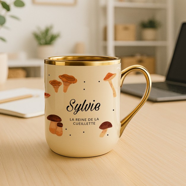 Tasse en céramique beige personnalisée avec bord et anse dorés avec impression pour l'anniversaire d'une cueilleuse de champigno