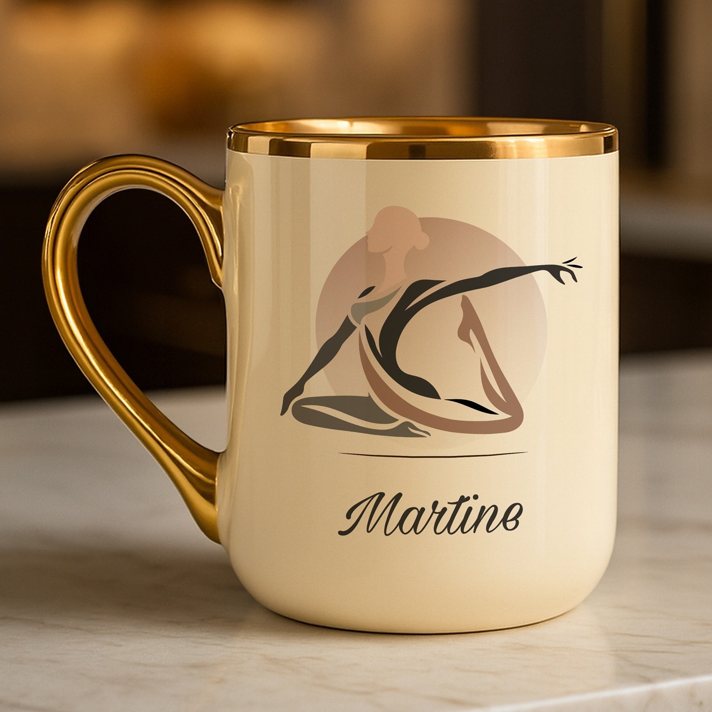 Tasse en céramique beige avec bord et anse dorés avec personnalisation pour l'anniversaire d'une danseuse
