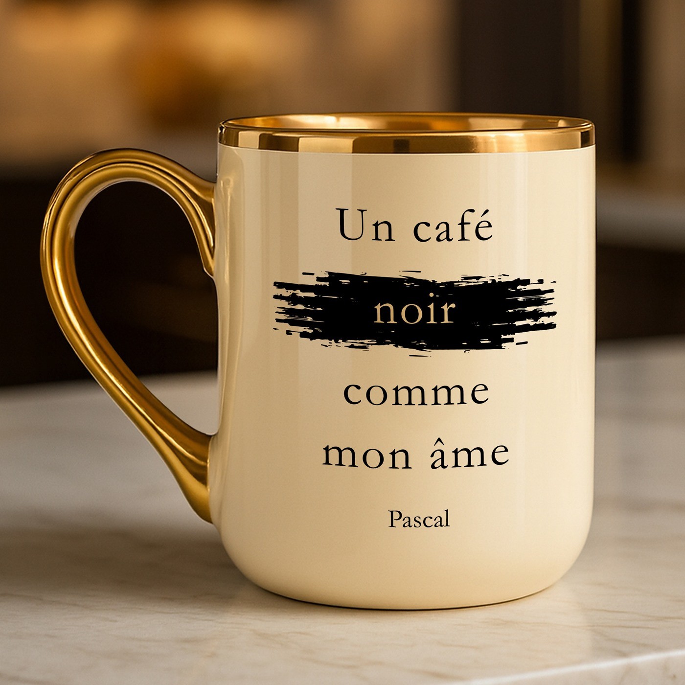 Tasse en céramique beige personnalisée avec bord et anse dorés avec impression pour l'anniversaire d'un amateur de café