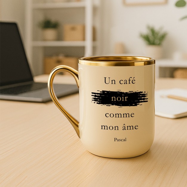 Tasse en céramique beige personnalisée avec bord et anse dorés avec impression pour l'anniversaire d'un amateur de café