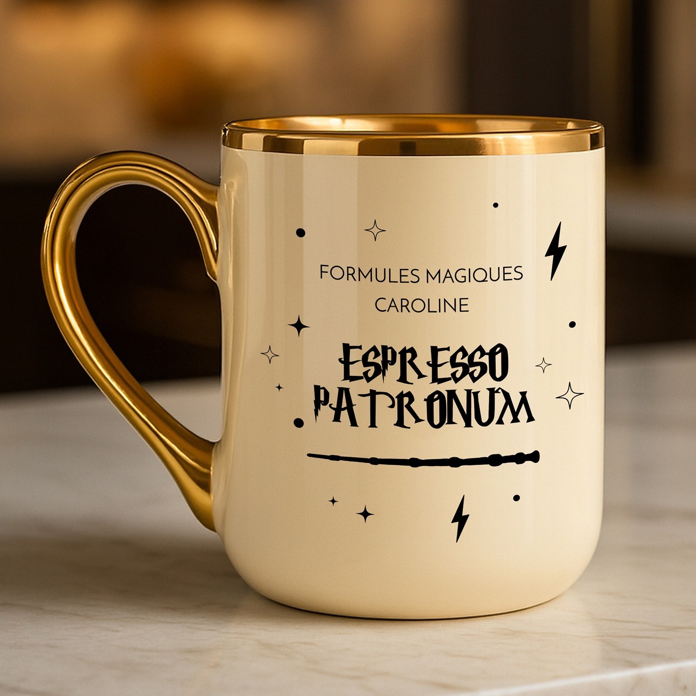 Tasse en céramique beige personnalisée avec bord et anse dorés avec impression pour l'anniversaire d'une fan d'Harry Potter