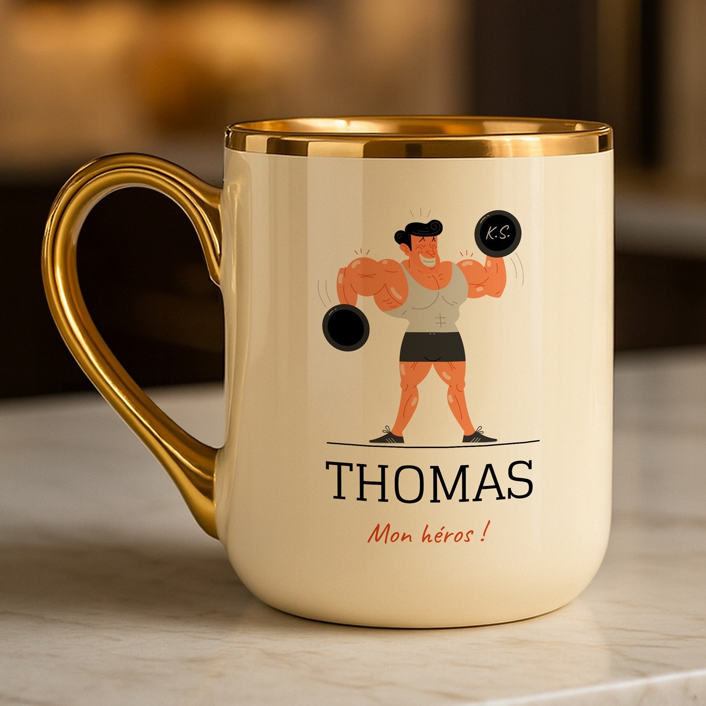 Tasse en céramique beige avec bord et anse dorés avec personnalisation pour l'anniversaire d'un culturiste