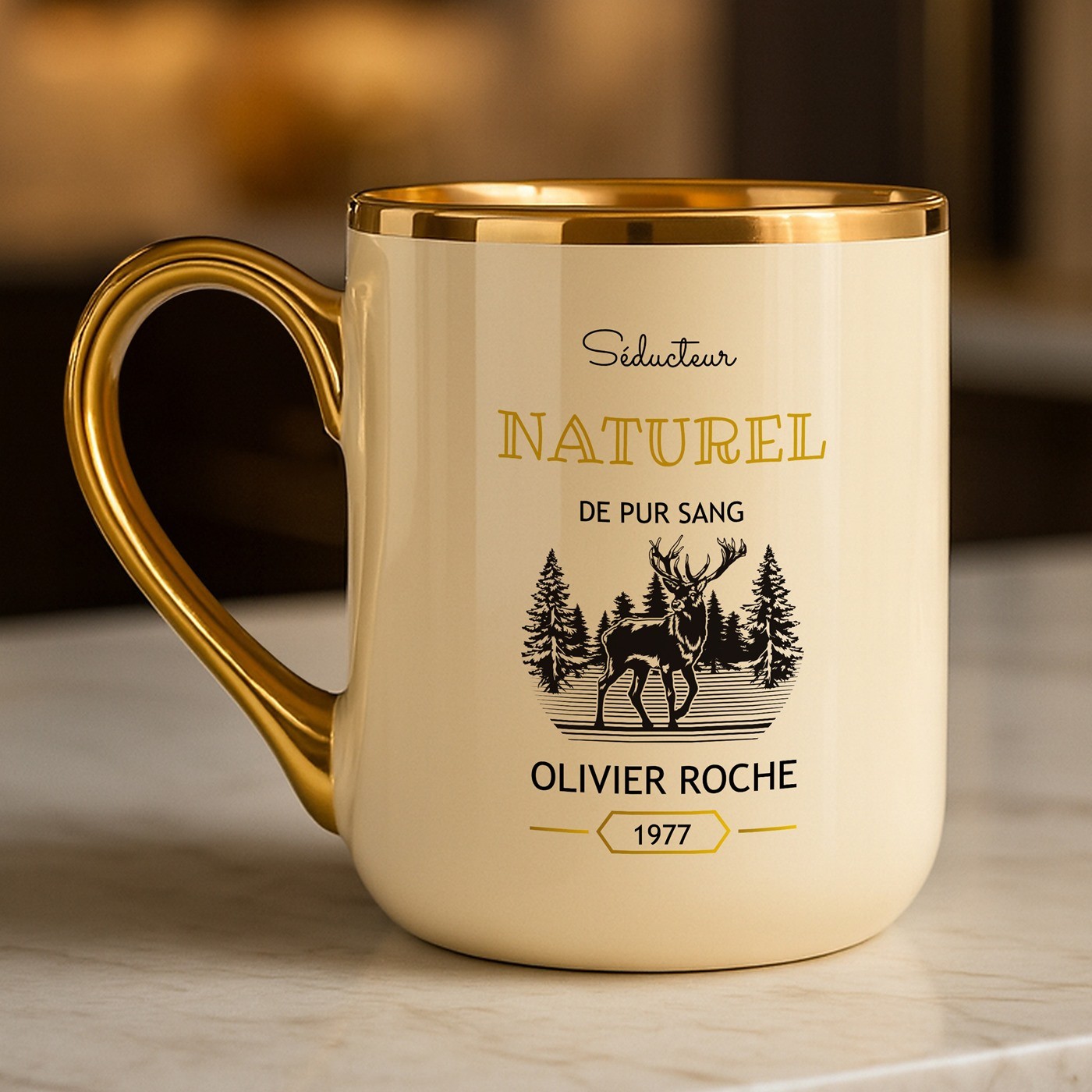 Tasse en céramique beige personnalisée avec bord et anse dorés avec impression pour l'anniversaire d'un gentleman