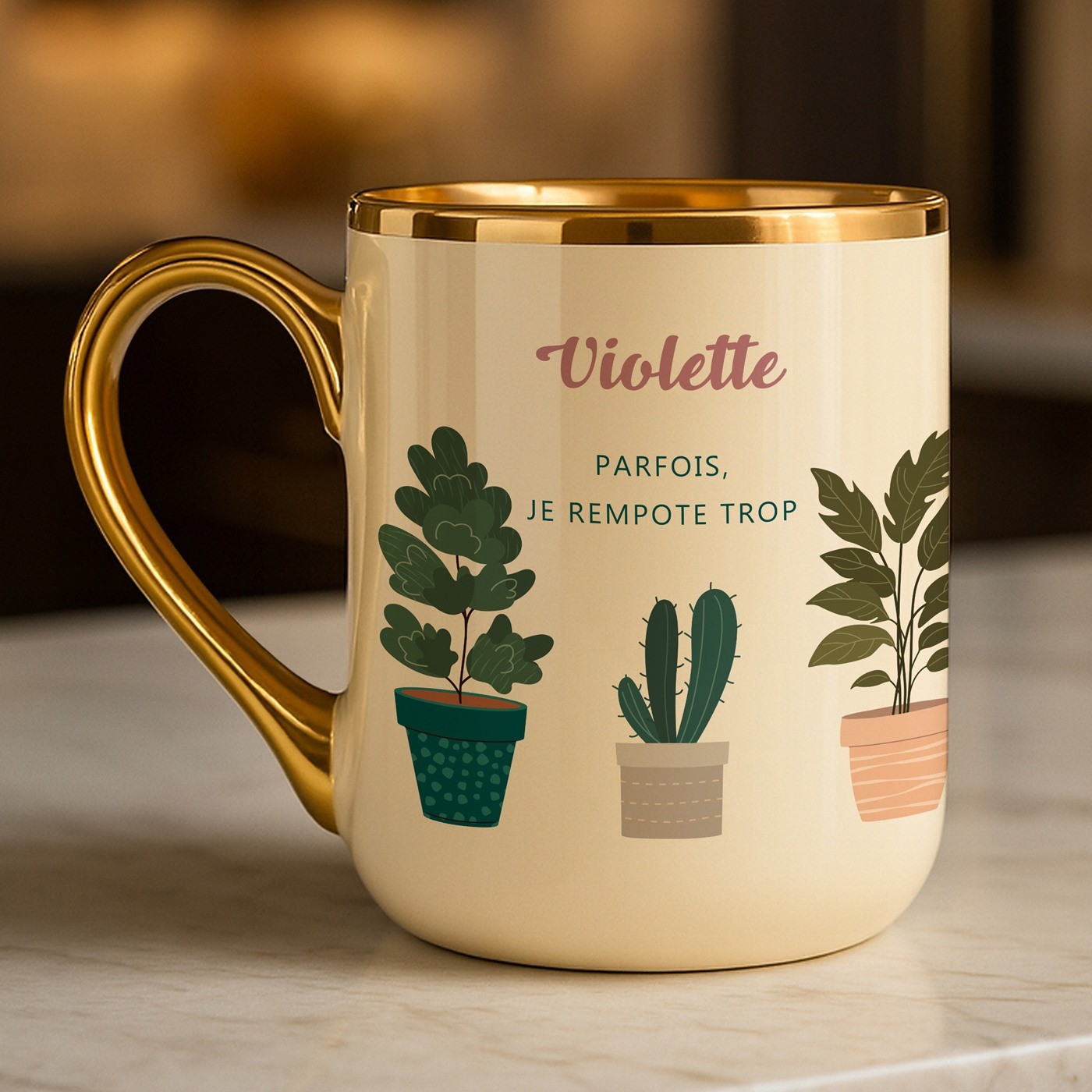 Tasse en céramique beige avec bord et anse dorés avec personnalisation pour l'anniversaire d'une passionnée de jardin