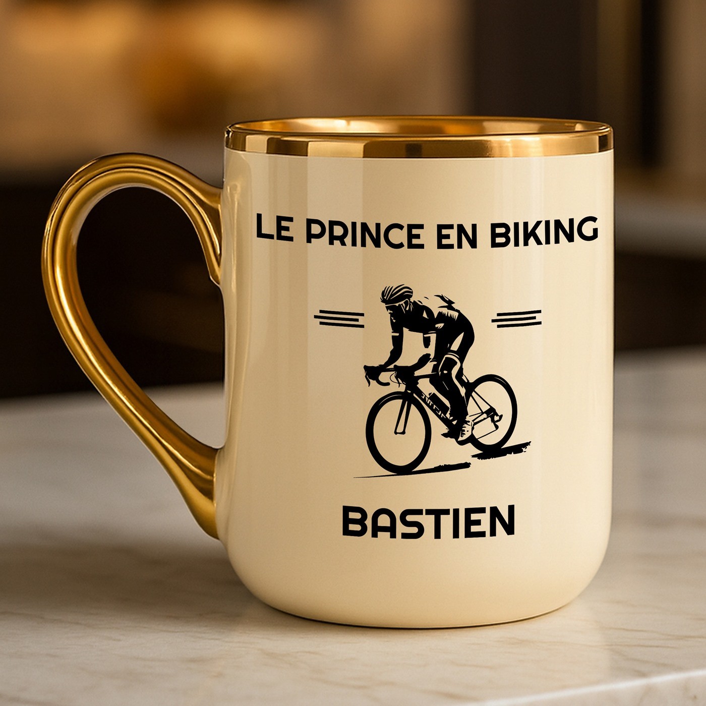 Tasse en céramique beige avec bord et anse dorés avec personnalisation pour l'anniversaire d'un cycliste