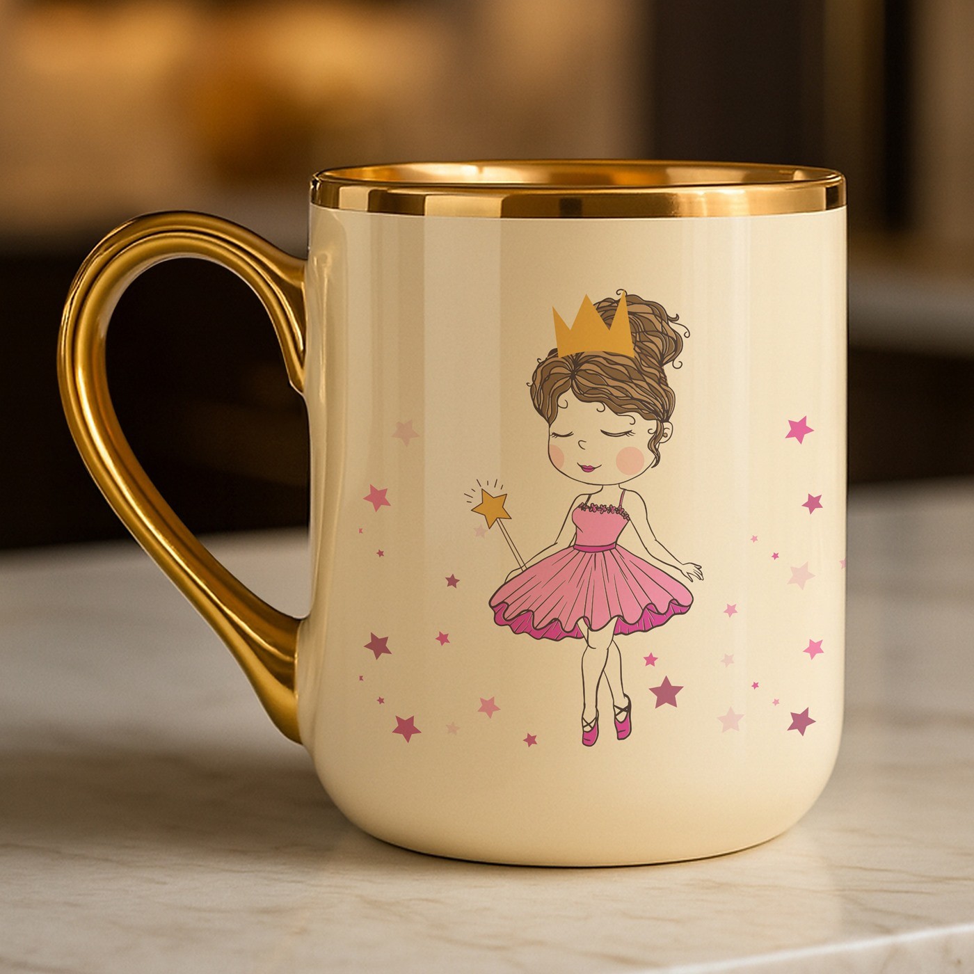 Tasse en céramique beige avec bord et anse dorés avec personnalisation pour l'anniversaire d'une petite fille