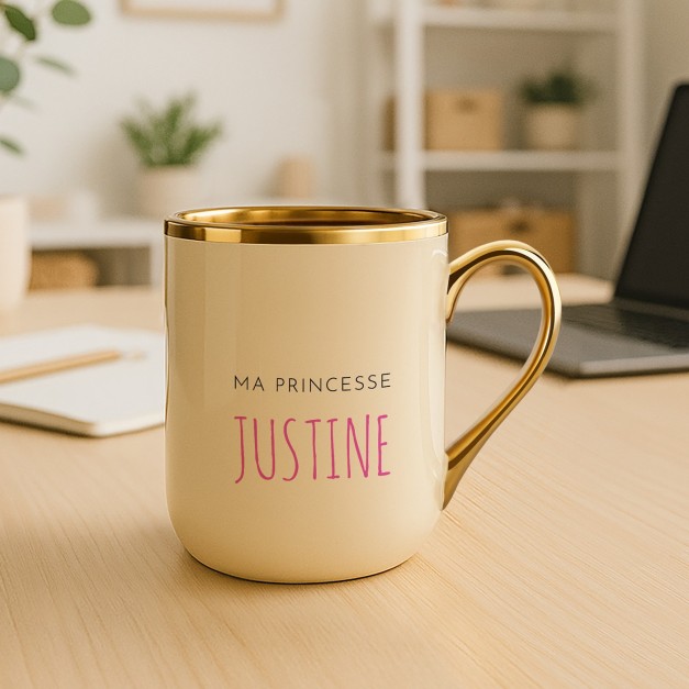 Tasse en céramique beige avec bord et anse dorés avec personnalisation pour l'anniversaire d'une petite fille