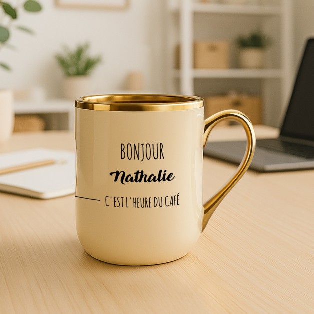 Tasse en céramique beige personnalisée avec bord et anse dorés avec impression pour l'anniversaire d'une collègue amoureuse des