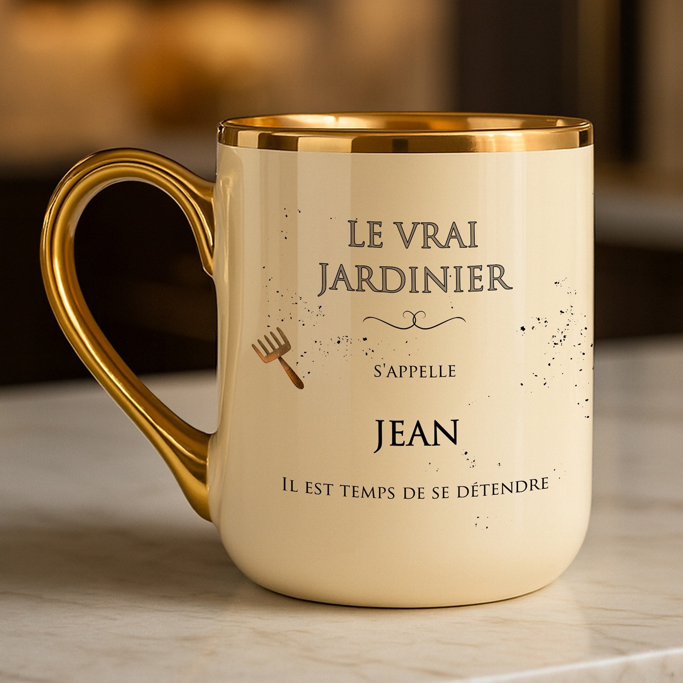 Tasse en céramique beige avec bord et anse dorés avec personnalisation pour l'anniversaire d'un collègue passionné de jardin