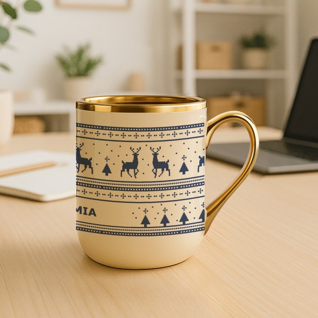 Tasse en céramique beige avec bord et anse dorés avec personnalisation pour une amie pour Noël
