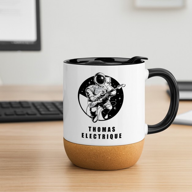 Mug blanc avec impression et couvercle pour un guitariste musicien