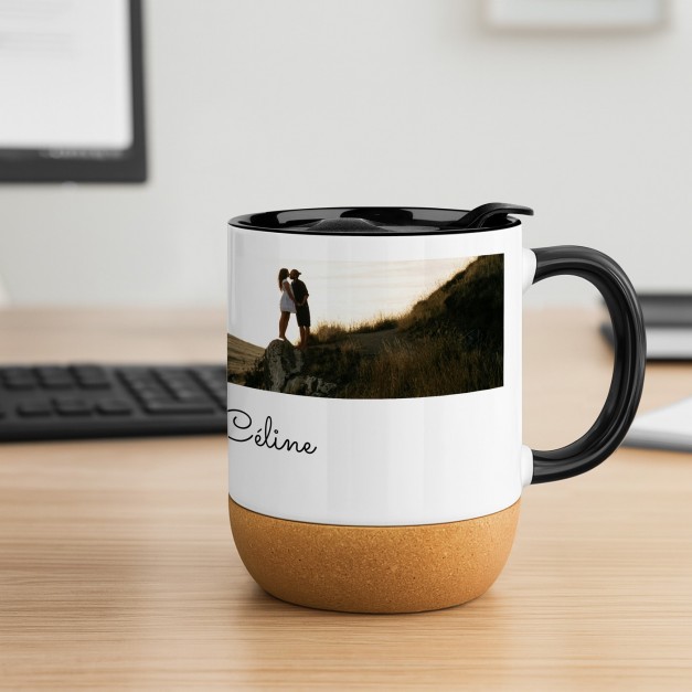 Mug blanc en céramique avec couvercle et fond en liège avec impression pour l'anniversaire d'une femme
