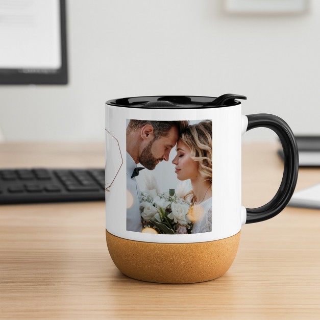 Mug blanc en céramique avec couvercle et fond en liège avec impression pour un couple pour mariage