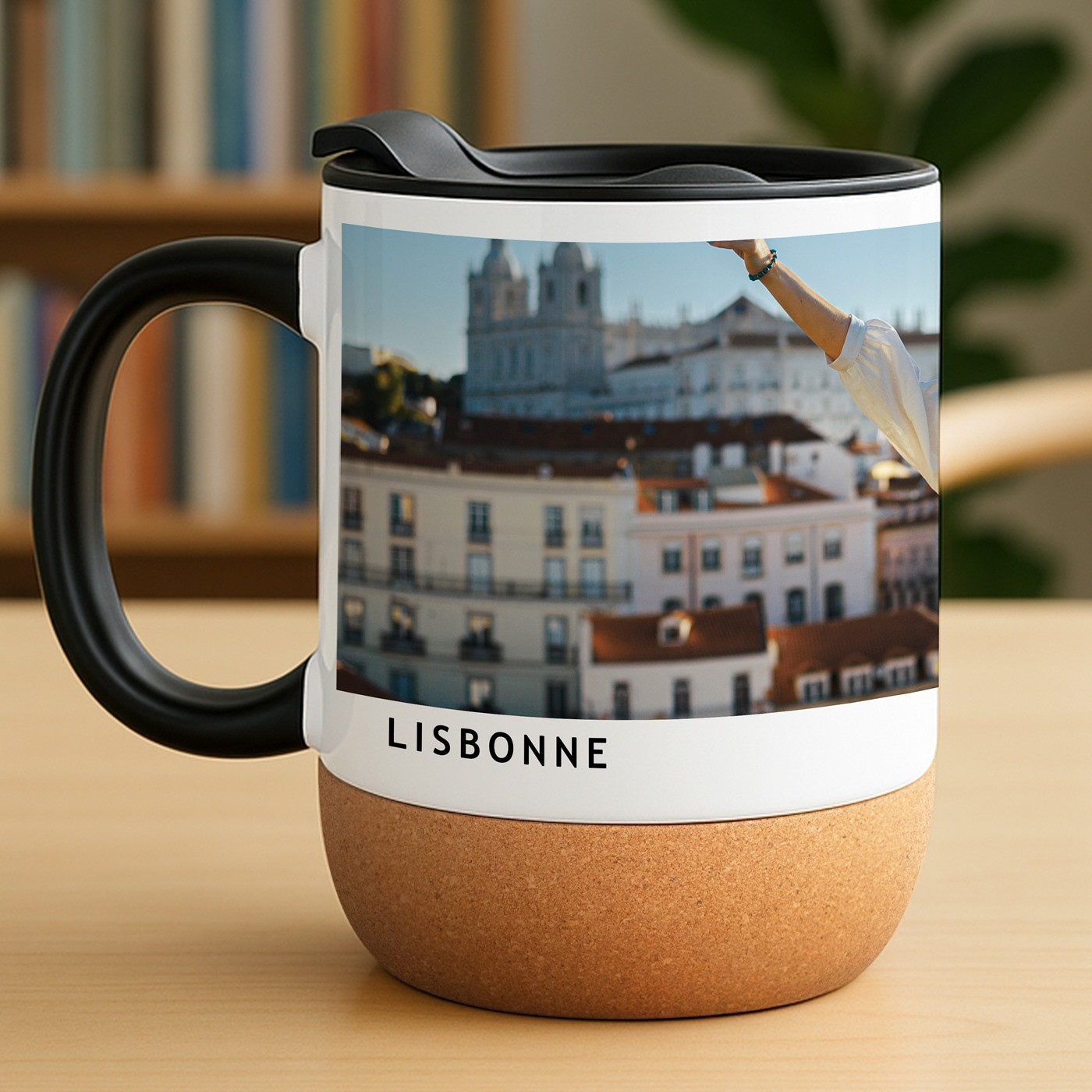 Tasse blanche en céramique avec couvercle et fond en liège personnalisée pour l'anniversaire d'un voyageur ou d'une voyageuse