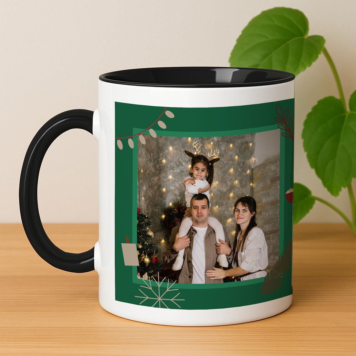 Tasse en céramique blanche et fond noir avec impression avec photo pour une famille pour Noël