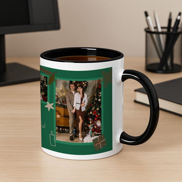 Tasse en céramique blanche et fond noir avec impression avec photo pour une famille pour Noël