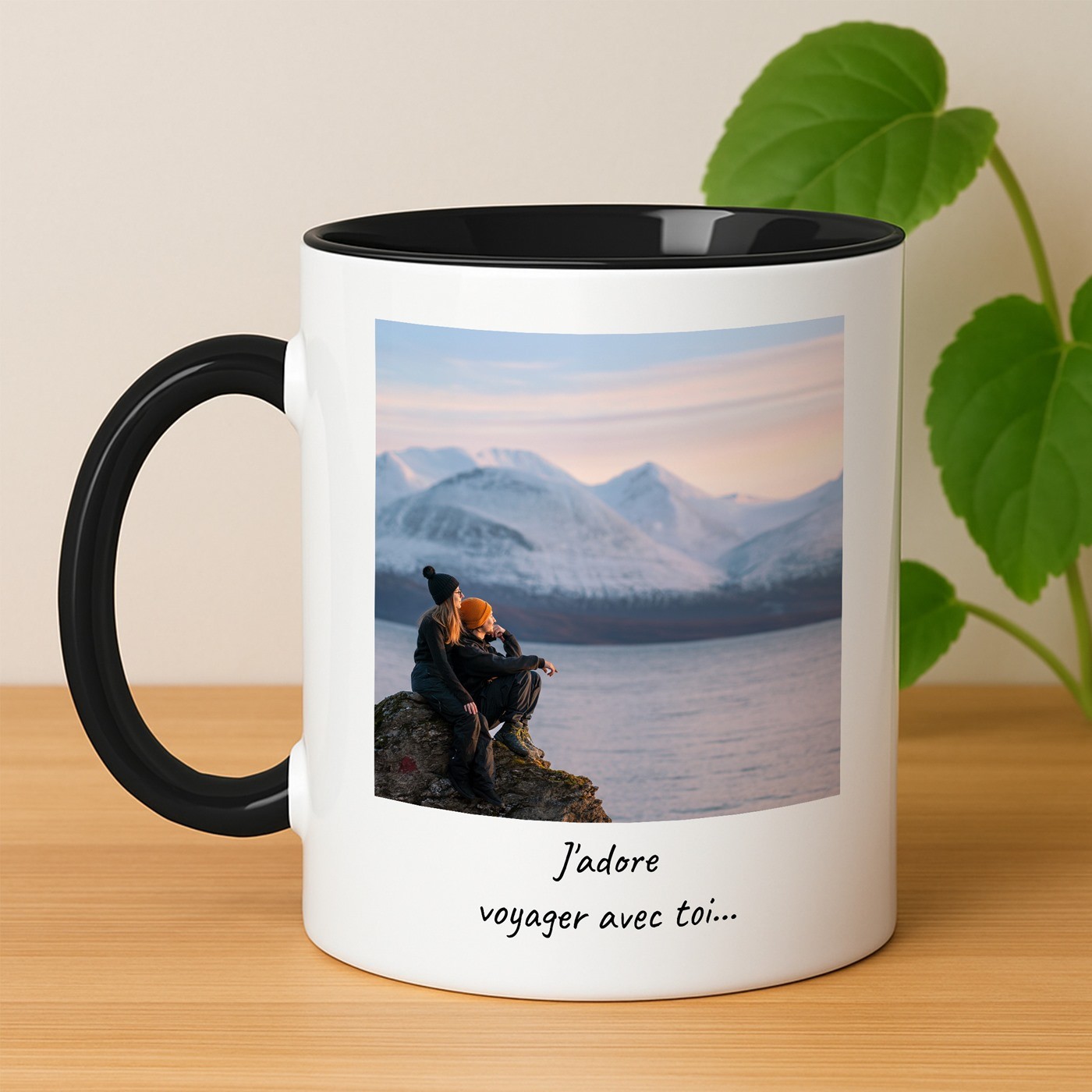 Tasse en céramique blanche et fond noir avec impression avec photo pour un homme et une femme pour l'anniversaire de mariage